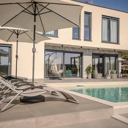 فيلة Carlotta Vižinada