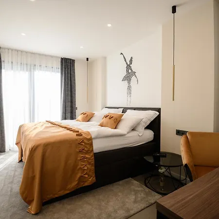 فيلة Carlotta Vižinada